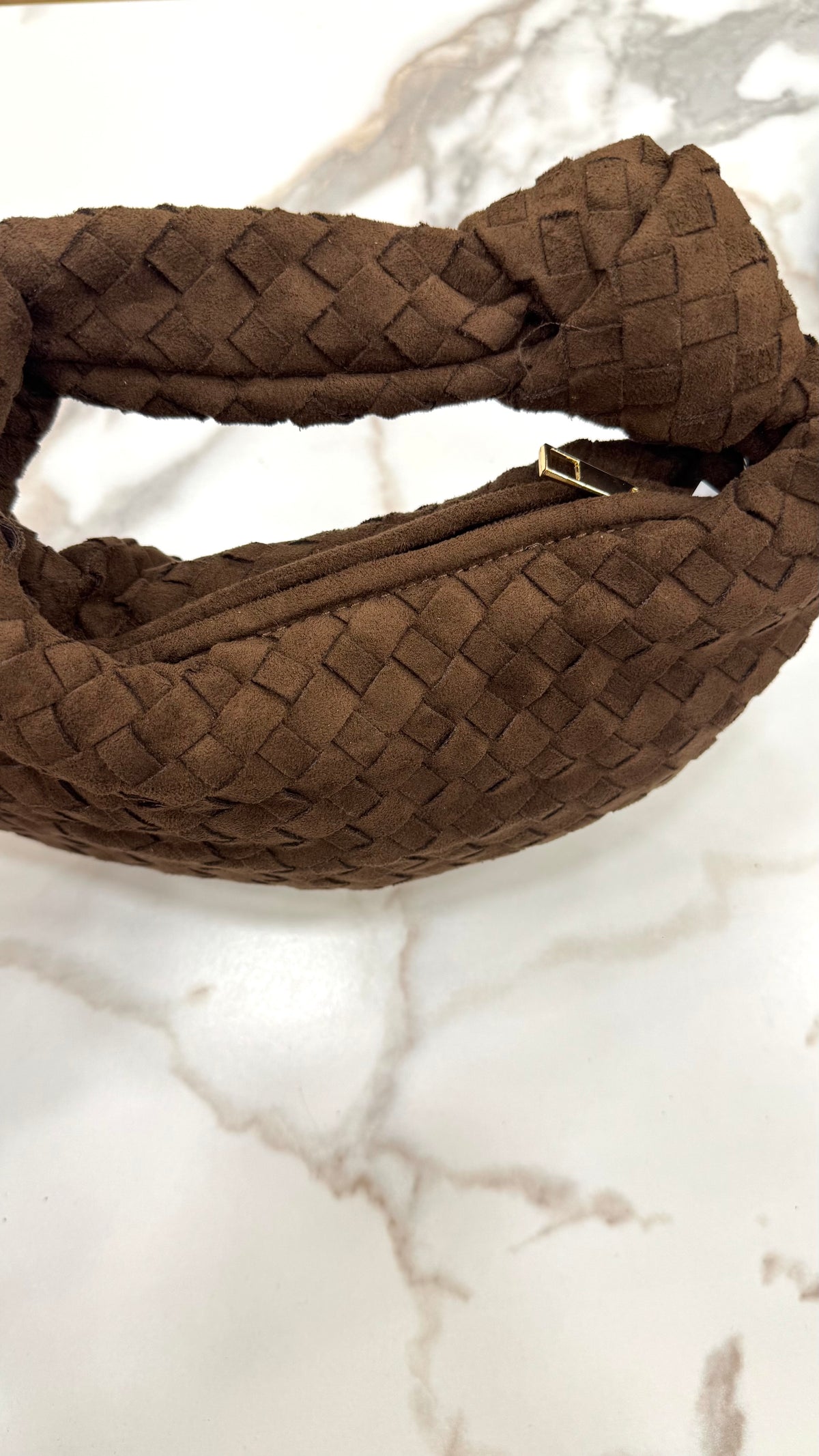 Borsa scamosciata con lavorazione incrociata